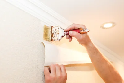Pose de papier peint à Fayence — revêtements muraux et toiles de verre